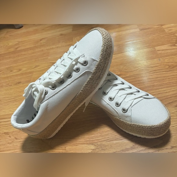 NWOT Soda Platform Sneakers white size 10 - Picture 1 of 4